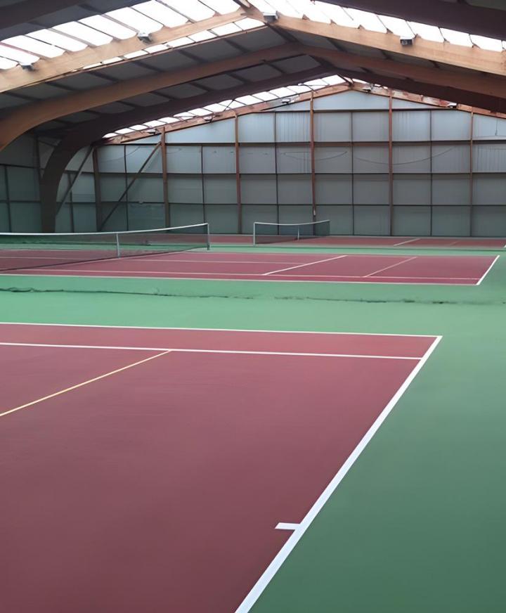 Une équipe professionnelle pour effectuer la construction de terrain de tennis à Paris